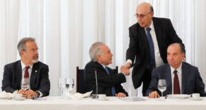 官邸付記者たちを招いての朝食会でのテメル大統領と主要閣僚たち（２２日、右から２番目がメイレレス財相、Marcos Corrêa/PR）