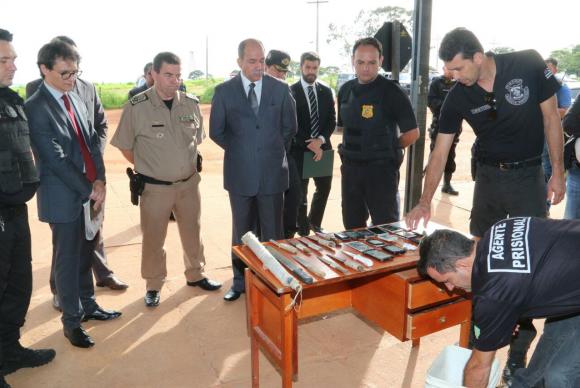 押収された武器などを前に行われた会見の様子（Jota Eurípedes/DGAP-GO）