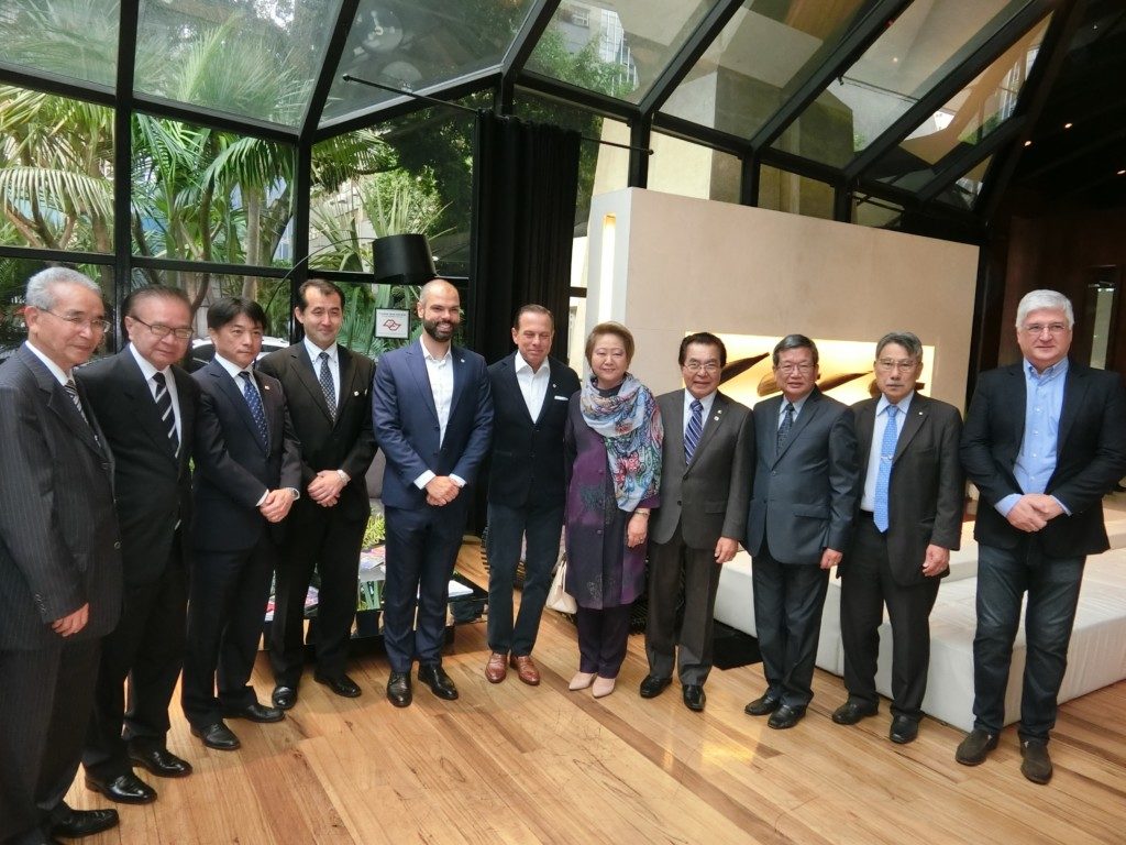 ホテル内ロビーで主要日系団体代表者がドリア市長を歓迎