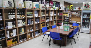 店内には７０種類の日本酒が並ぶ