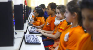 クリチーバ市の市立校でパソコンに触れる子供たち（参考画像・Daniel Castellano/SMCS）