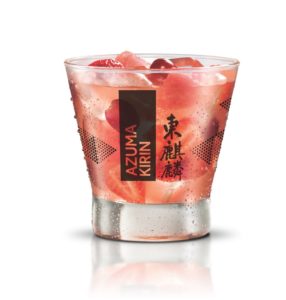 苺などのフルーツと東麒麟を混ぜ合わせた酒カクテル（ＡＺＵＭＡ ＫＩＲＩＮ社提供）