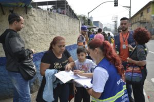 サンパウロ市北部ジャルジン・ペリでワクチン接種に並ぶ人々（参考画像・Rovena Rosa/Agência Brasil）