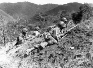 バレテ峠を匍匐前進する米軍歩兵（From Wikimedia Commons）