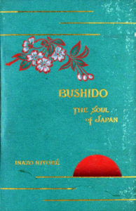 米国で出版された新渡戸稲造著『武士道、日本の魂』（[Public domain], via Wikimedia Commons, Hearn 92.40.10, Houghton Library, Harvard University）