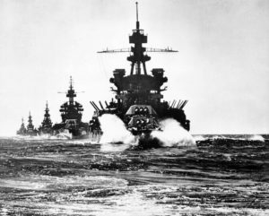 フィリピンのルソン島リンガエン湾に進入する戦艦ペンシルベニア以下の米第７艦隊（By U.S. Navy photo 80-G-59525 [Public domain], via Wikimedia Commons）
