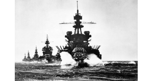 フィリピンのルソン島リンガエン湾に進入する戦艦ペンシルベニア以下の米第７艦隊（By U.S. Navy photo 80-G-59525 [Public domain], via Wikimedia Commons）