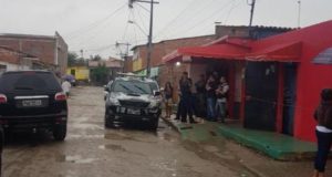 事件現場カジャゼイラス地区で捜査に当たる警察の車両（Divulgação/Sinpol/CE）