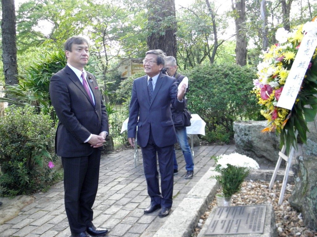 慰霊碑を訪問した堀井外務大臣政務官