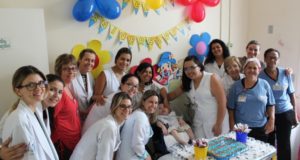 病室での誕生パーティーに集まった人々（Santa Casa/Divulgação）
