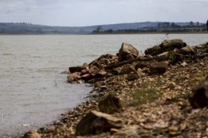 水不足に苦しむブラジリアのダム（Marcelo Camargo/Agência Brasil）
