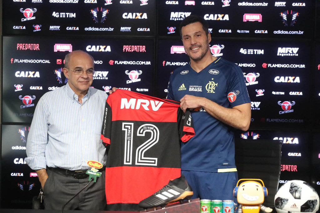 フラメンゴに１３年ぶりの復帰の会見を行った、ジュリオ・セーザル（右）（Gilvan de Souza/Flamengo）