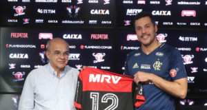 フラメンゴに１３年ぶりの復帰の会見を行った、ジュリオ・セーザル（右）（Gilvan de Souza/Flamengo）