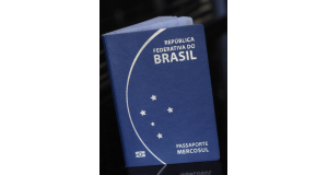 ブラジルのパスポート（Foto: Isaac Amorim/MJ）