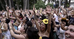 サンパウロ市のカーニバルは初日から大盛り上がりだったが…（Eduardo Ogata/Secom）