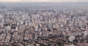 住宅や商用ビルの立ち並ぶ、サンパウロ市上空からの様子（参考画像・Rafael Neddermeyer/Fotos Públicas）
