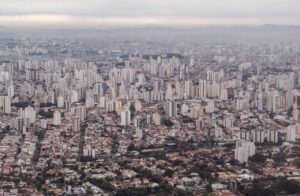 住宅や商用ビルの立ち並ぶ、サンパウロ市上空からの様子（参考画像・Rafael Neddermeyer/Fotos Públicas）