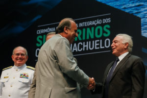 テメル大統領（右）とぺゾン・リオ州知事（中央Beto Barata/PR）