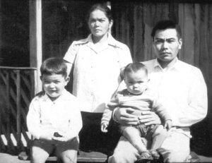 ブラジル移住後の澤岻さん家族写真
