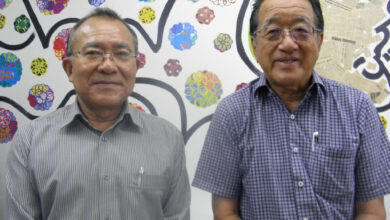 （左から）島袋会長、長井さん