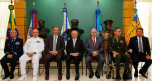 ２月に軍事防衛会議に出席した際のテメル大統領（中央）（Marcos Corrêa/PR）