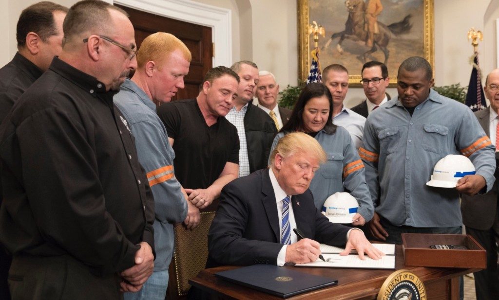 鉄鋼産業労働者に囲まれ、関税措置を定めた宣言書に署名するトランプ大統領（White House）
