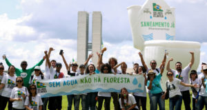 議会前に置かれた便座の風船人形と共に（Marcelo Camargo/Agência Brasil）