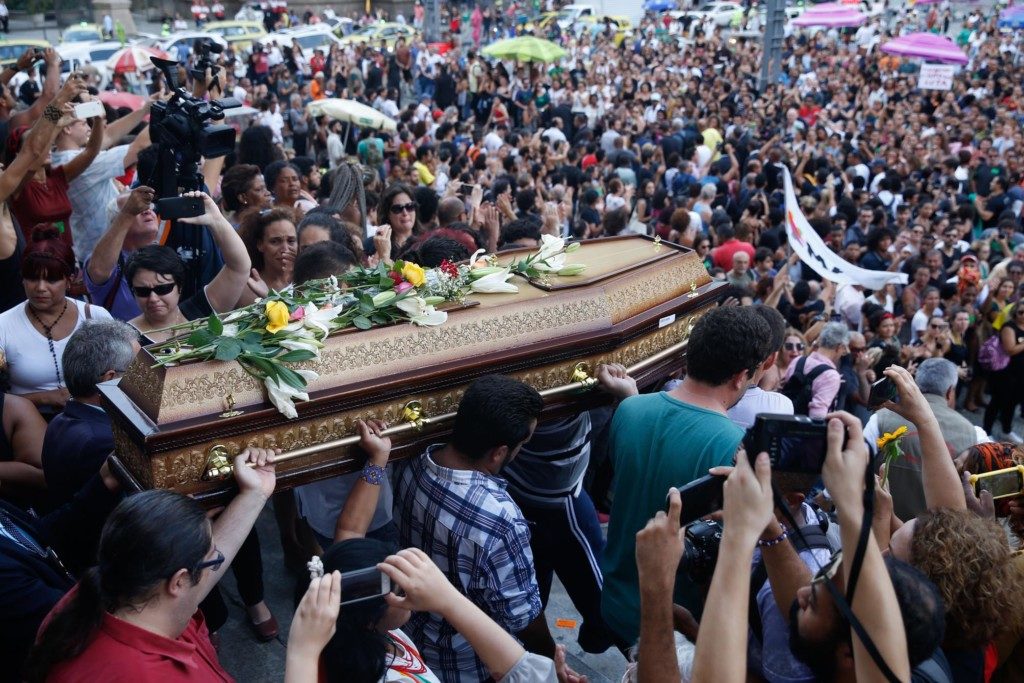 １５日、マリエーレ氏の棺を運ぶ人たち（Fernando Frazão/Agencia Brasil）