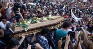 １５日、マリエーレ氏の棺を運ぶ人たち（Fernando Frazão/Agencia Brasil）