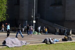 サンパウロ市セントロ地区のセー広場の路上生活者たち（参考画像・Rovena Rosa/Agência Brasil）