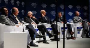 世界経済フォーラムでのテメル大統領（左から３番目）とペレ（左）（Beto Barata/PR）