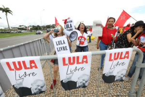 最高裁前での抗議行動。ルーラ支持派（Lula Marques/Liderança do PT na Câmara)