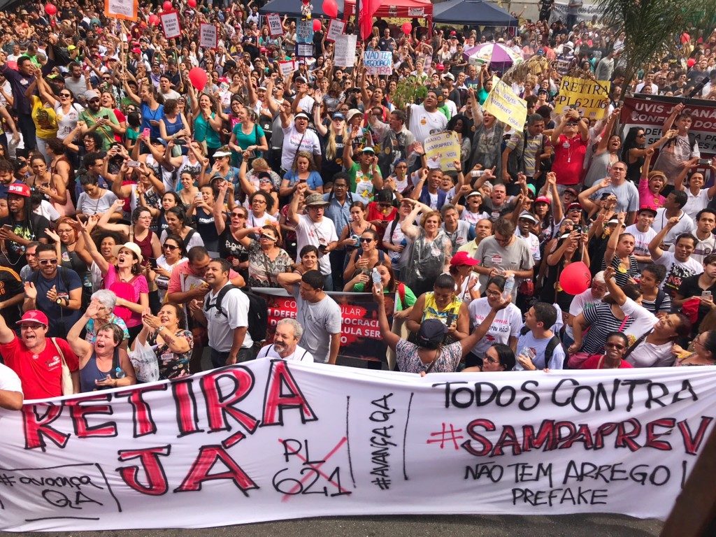 市議会前の道路を占拠した、社会保障制度改革に反対する集団（© Roberto Parizotti）