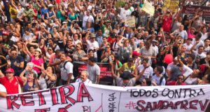 市議会前の道路を占拠した、社会保障制度改革に反対する集団（© Roberto Parizotti）