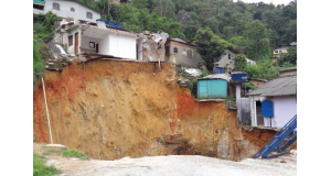 大雨で増水した川と、土砂が流され、崩壊の危険にさらされている家々（Divulgação/Prefeitura de Petrópolis）
