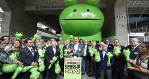 サンパウロの目抜き通り、パウリスタ大通りに面したサンパウロ州工業連盟ビルの前に出現した、巨大なカエル（Fiesp）