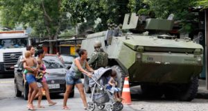 リオ市内のファベーラの街頭に立つ陸軍兵士たち (Taia Reo/Agencia Brasil)