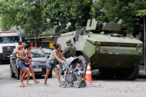 リオ市内のファベーラの街頭に立つ陸軍兵士たち (Taia Reo/Agencia Brasil)