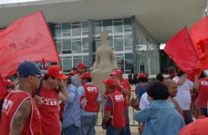 首都ブラジリアで抗議活動を行う労組（参考画像・Wilson Dias/Agência Brasil）