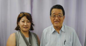 （左から）来社した本多さんと長井委員長