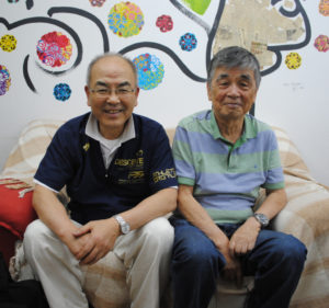 （左から）来社した武藤さんと曽我部事務局長