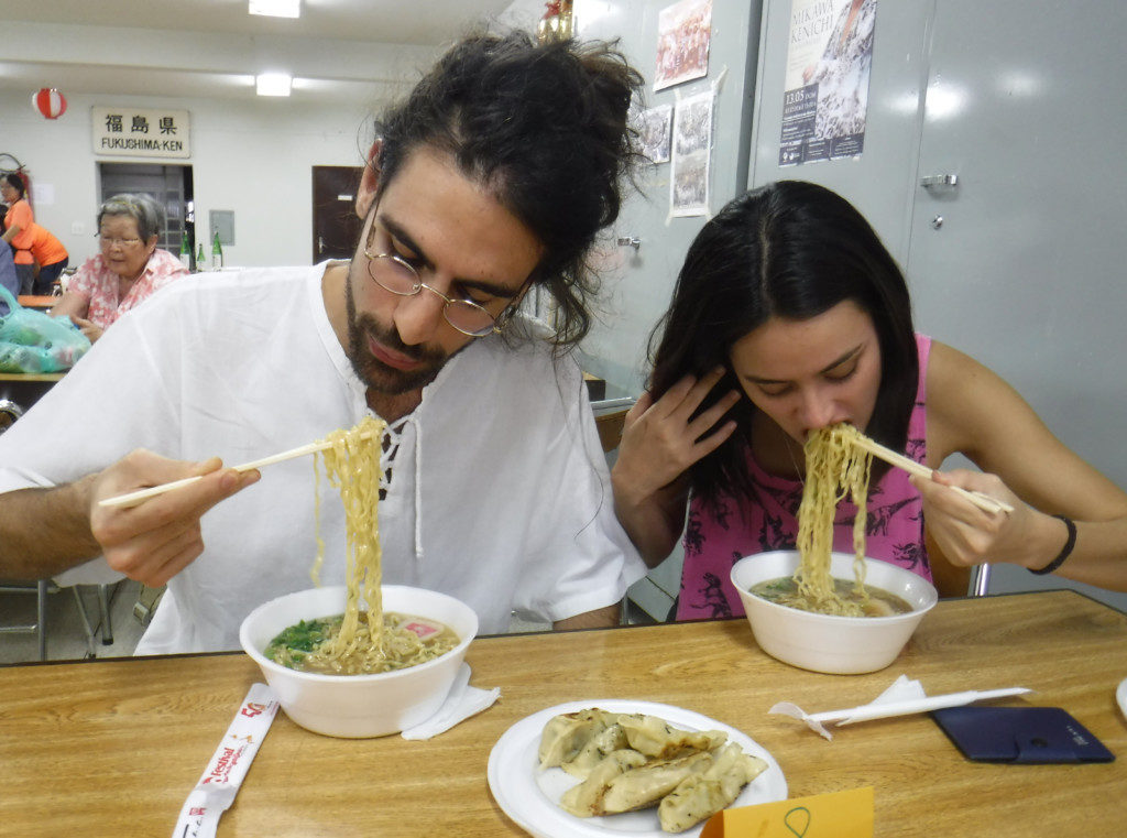 ラーメンを食べる来場者