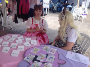 ニッケイ祭りのブースで「もったいない」カードゲームを行う松田明美さん