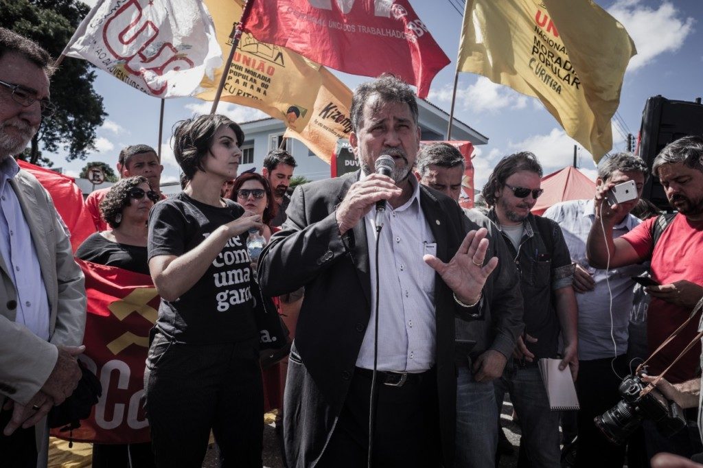 ９日、ルーラ氏の釈放を求めてクリチバ市で抗議活動をする左翼政党や労組の人々（Gibran Mendes）