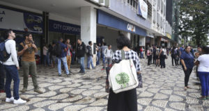 揺れを感じ、建物から退去した人々（ブラジリア、José Cruz/Agencia Brasil）
