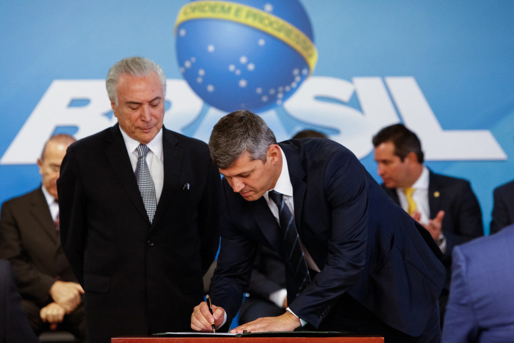 運輸相就任式典で証書に署名する、ヴァウテル・シルヴェイラ氏（右）（Alan Santos/PR）