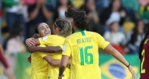 ベネズエラ代表戦で得点し喜ぶ、ブラジル女子代表のエース、マルタ（左）（CBF/Direitos reservados）
