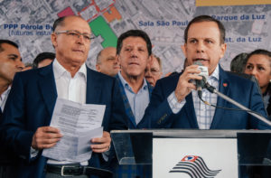左からアウキミンサンパウロ州知事、ドリア市長（Foto: Leon Rodrigues/SECOM）