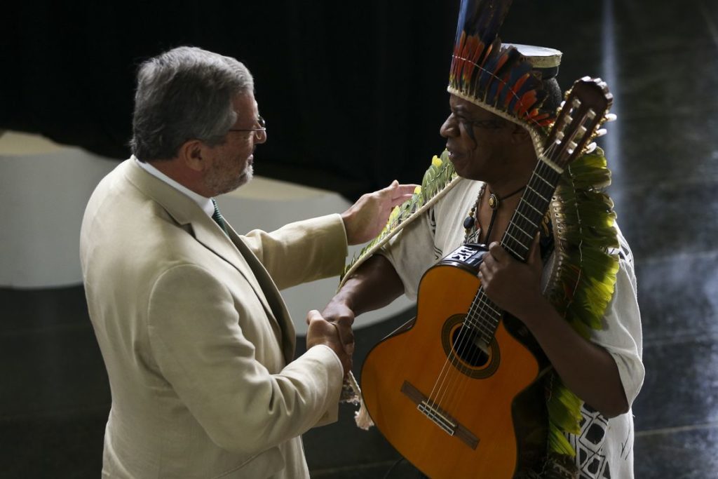 国歌を演奏したミゲル氏に挨拶するＳジャルジン法相（Marcelo Camargo/Agência Brasil）