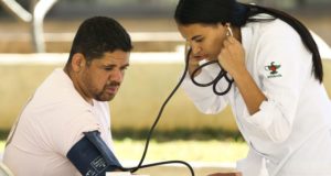 血圧測定を行う市民(Marcelo Camargo/Arquivo Agência Brasil)